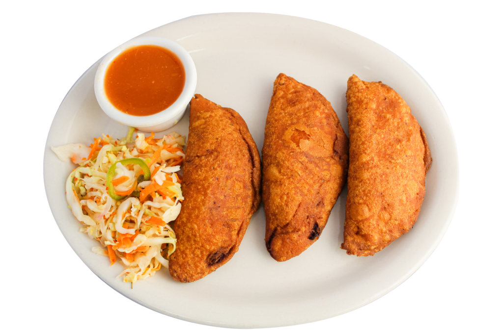 empanadas con salsa roja y ensalada curtida